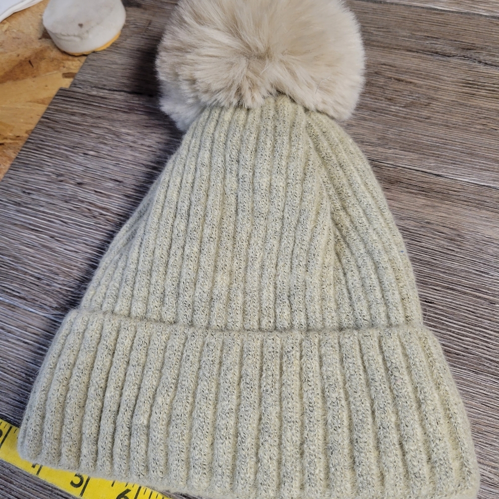 Hat Attack NWT Oatmeal color City Beanie With Cozy Lining Faux Fur Pom